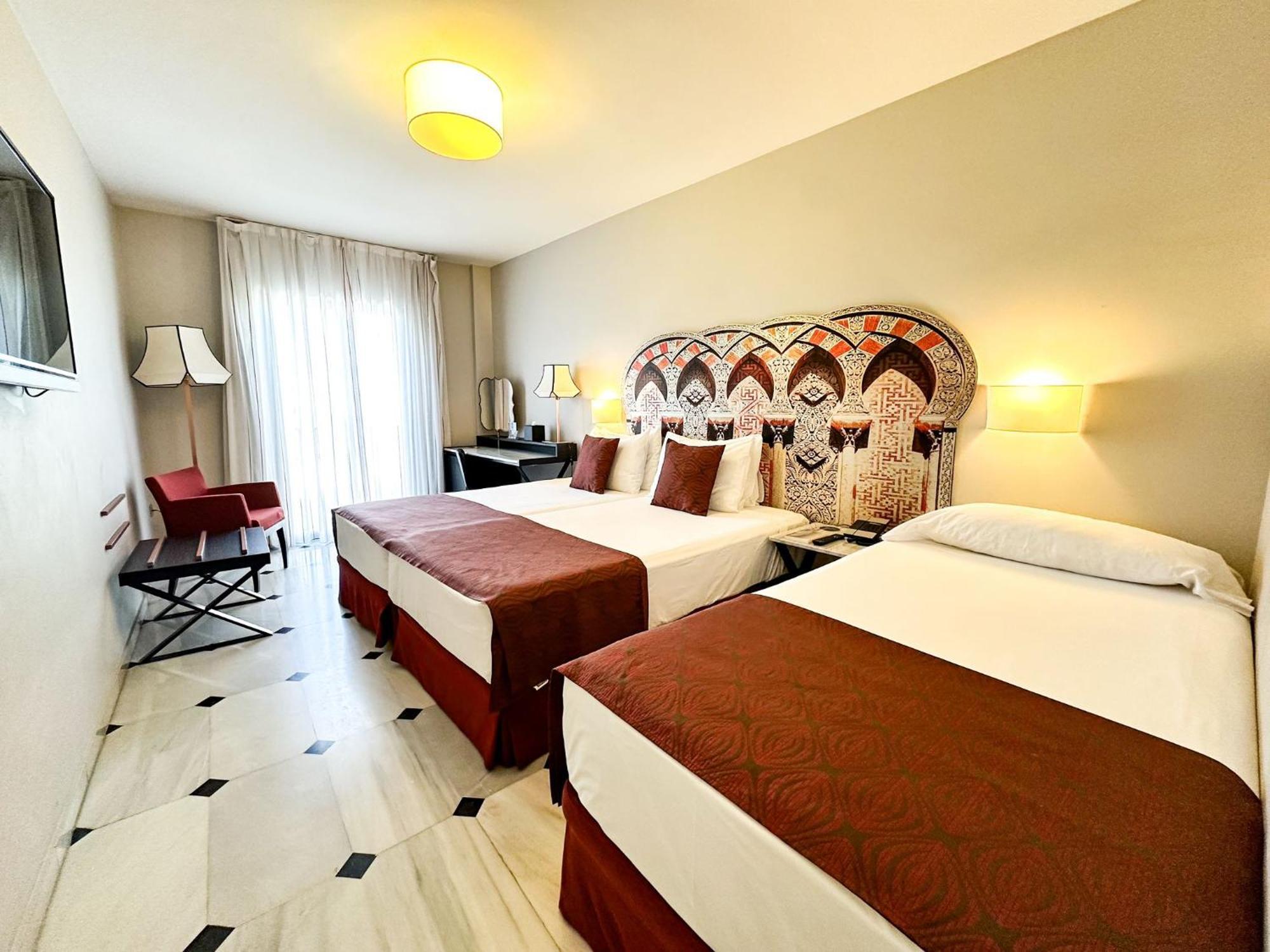 ยูโรสตาร์ กอนกีสตาดอร์ Hotel กอร์โดบา ภายนอก รูปภาพ